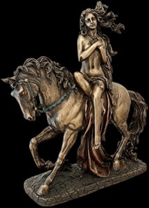 Lady Godiva på hesteryg figur fra Veronese Studio Collection foran den blå gaveæske. Ideel luksus gave